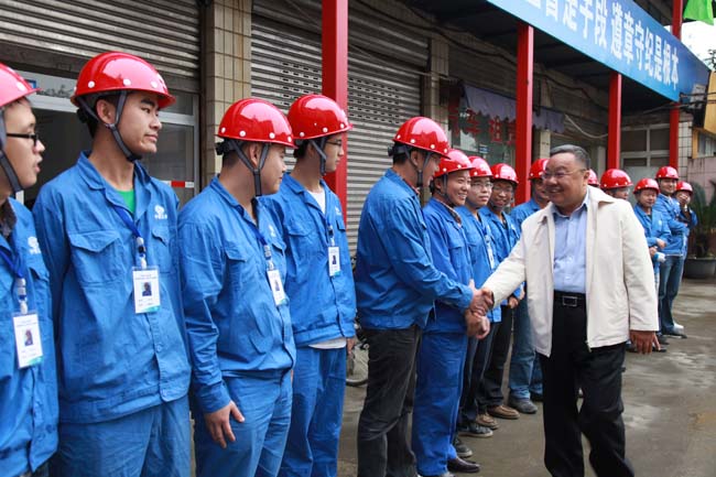 中國五冶集團董事長、黨委書記程并強與項目部員工親切握手致意，祝大家節(jié)日快樂。